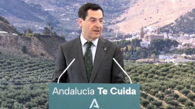 Baño de masas de Juanma Moreno en Jaén: unos niños le jalean al grito de "presidente"