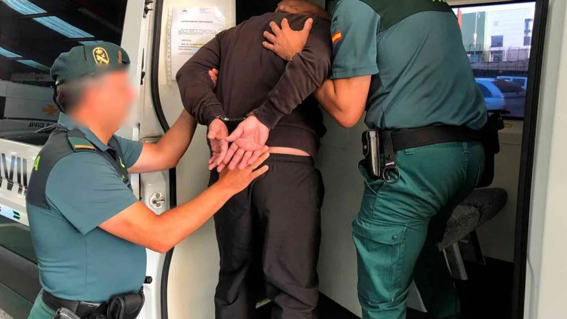 Guardias civiles durante el traslado de un preso