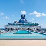 Una imagen de la impresionante piscina central del Norwegian Aqua