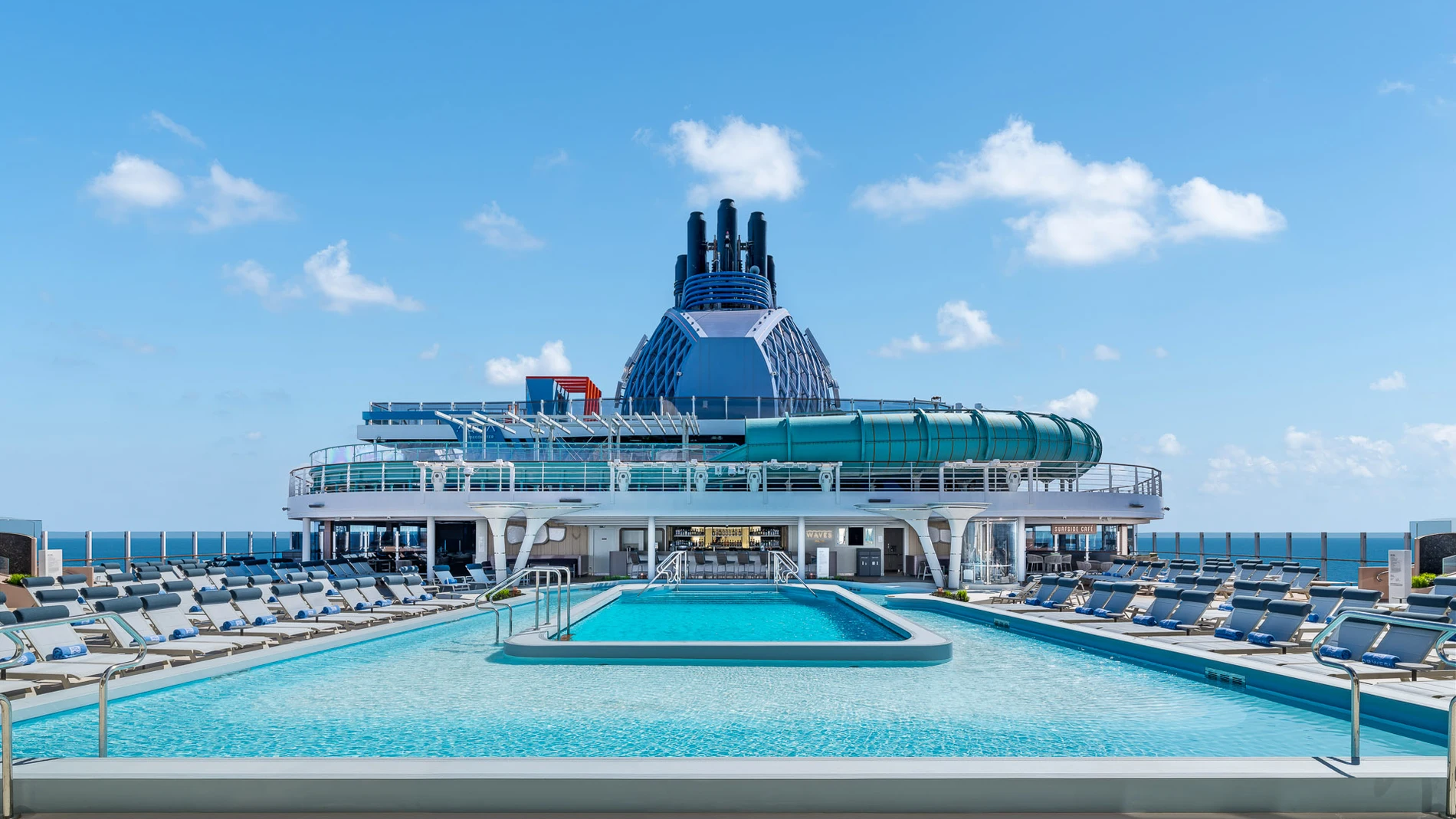 Una imagen de la impresionante piscina central del Norwegian Aqua