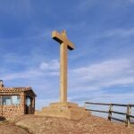 Cruz de Bezas, en la cima de la Peña de la Cruz (Teruel)
