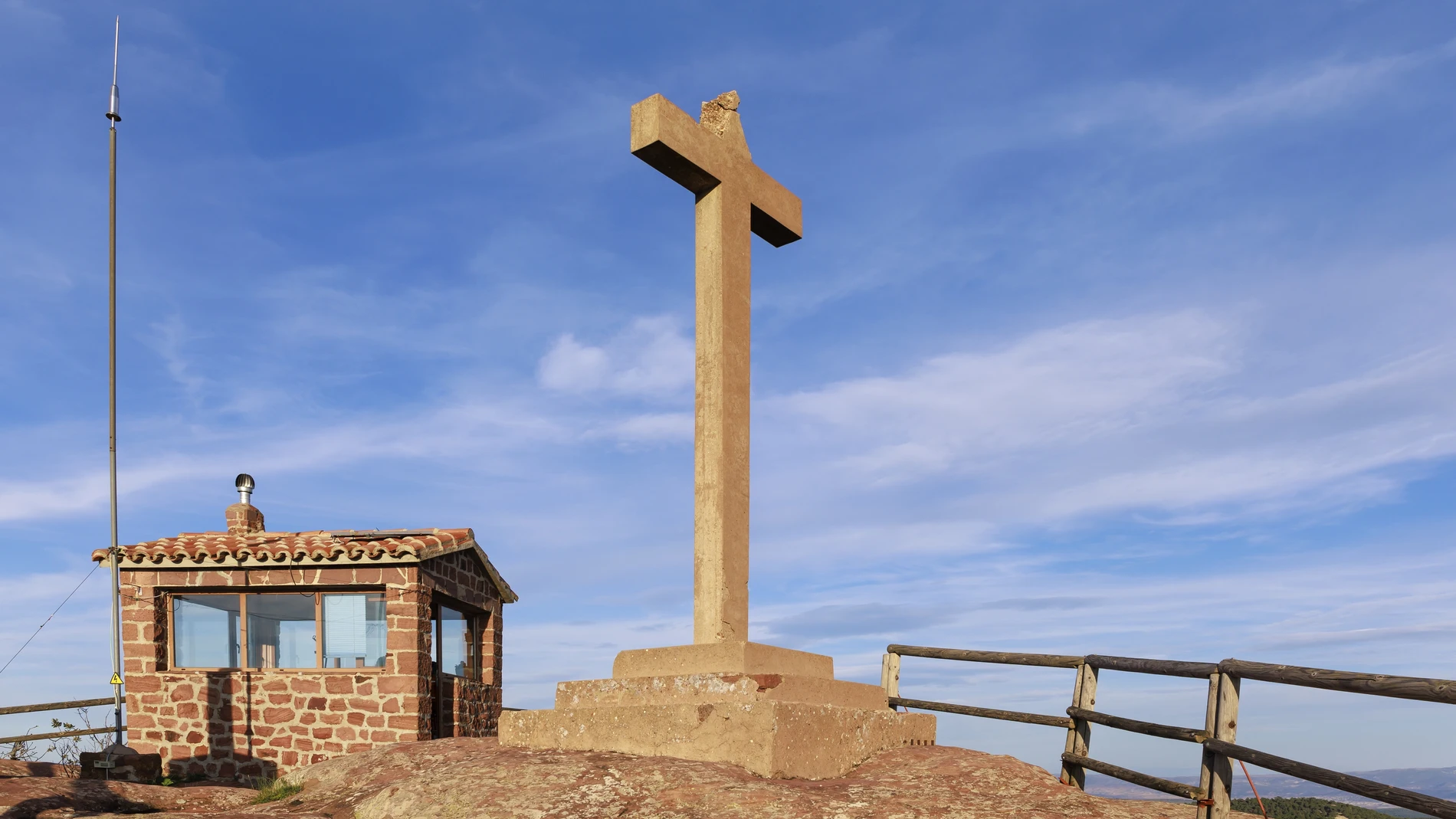 Cruz de Bezas, en la cima de la Peña de la Cruz (Teruel)