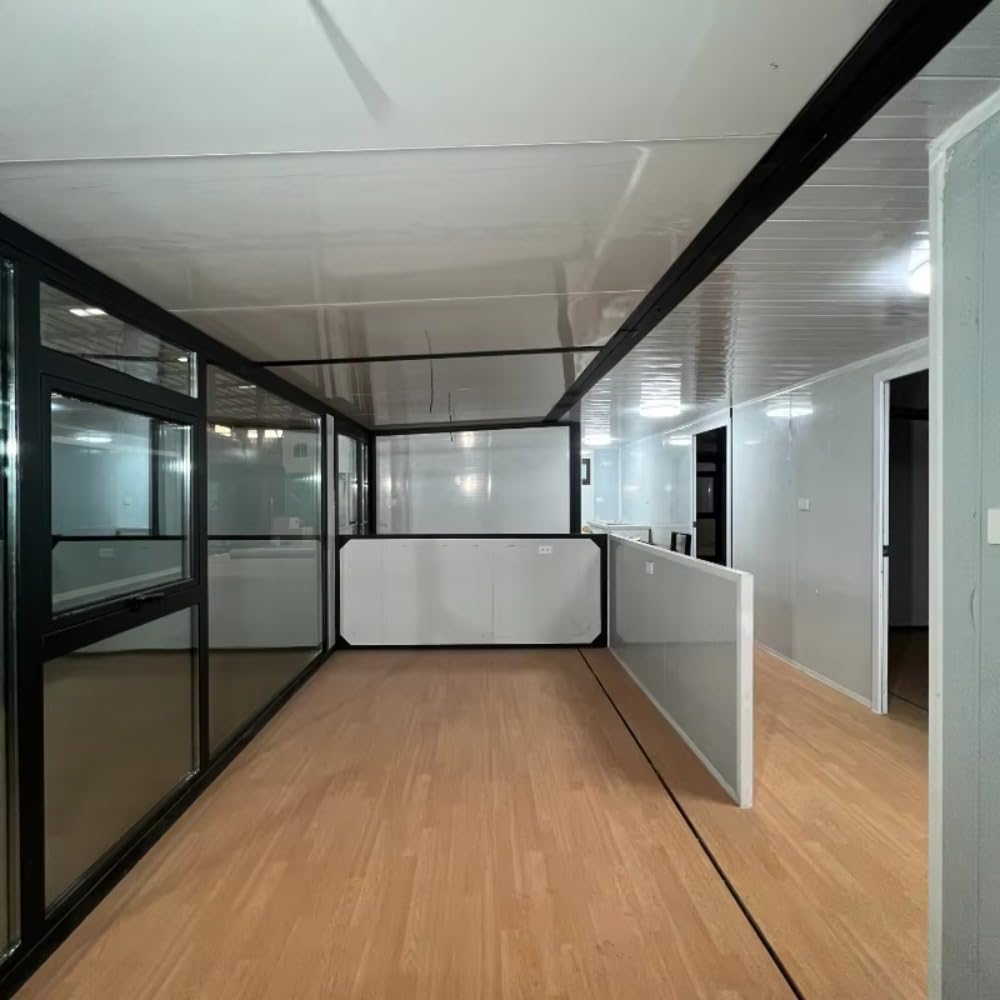 El interior de la minicasa prefabricada, con acabado de madera en el suelo