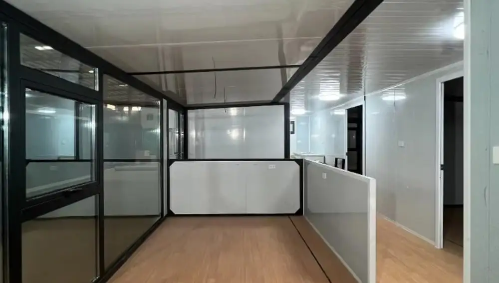 El interior de la minicasa prefabricada, con acabado de madera en el suelo