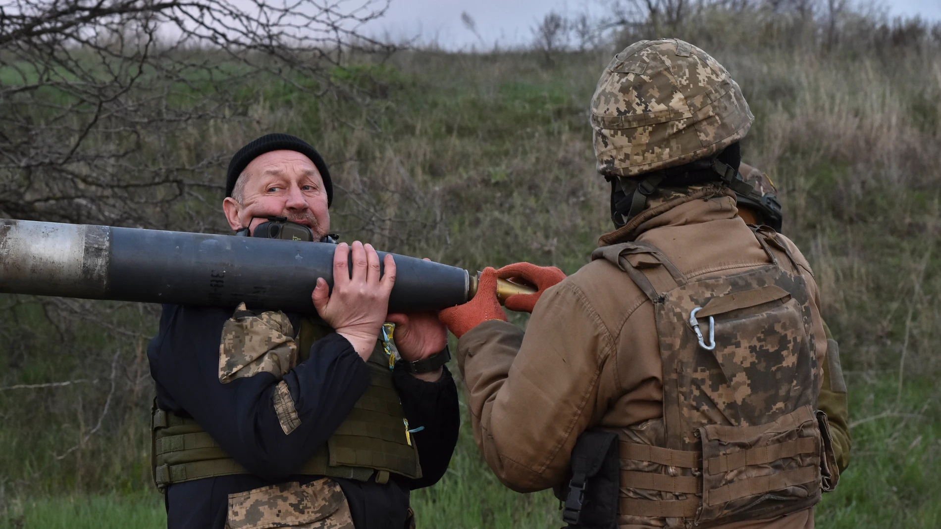 ZAPORIZHZHIA (Ukraine), 09/04/2025.- A handout picture made available by Ukraine’s 65th Mechanised Brigade's press service shows Ukrainian servicemen preparing to fire multiple rocket launchers in the Zaporizhzhia region, Ukraine, 08 April 2025, amid the ongoing Russian invasion (issued 09 April 2025). (Rusia, Ucrania) EFE/EPA/Press service of the 65th Mechanized Brigade HANDOUT HANDOUT EDITORIAL USE ONLY/NO SALES