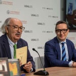 Antonio Colinas junto al rector Juan Manuel Corchado