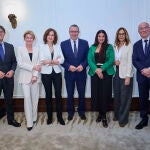 De izda. a dcha., Belén López, Juan de Dios Navarro, Ana Serna, Paloma Sánchez-Garnica,Toni Pérez, Rosario Raro, María Dueñas y Carlos Creuheras, en la presentación de 'La novia de la paz'