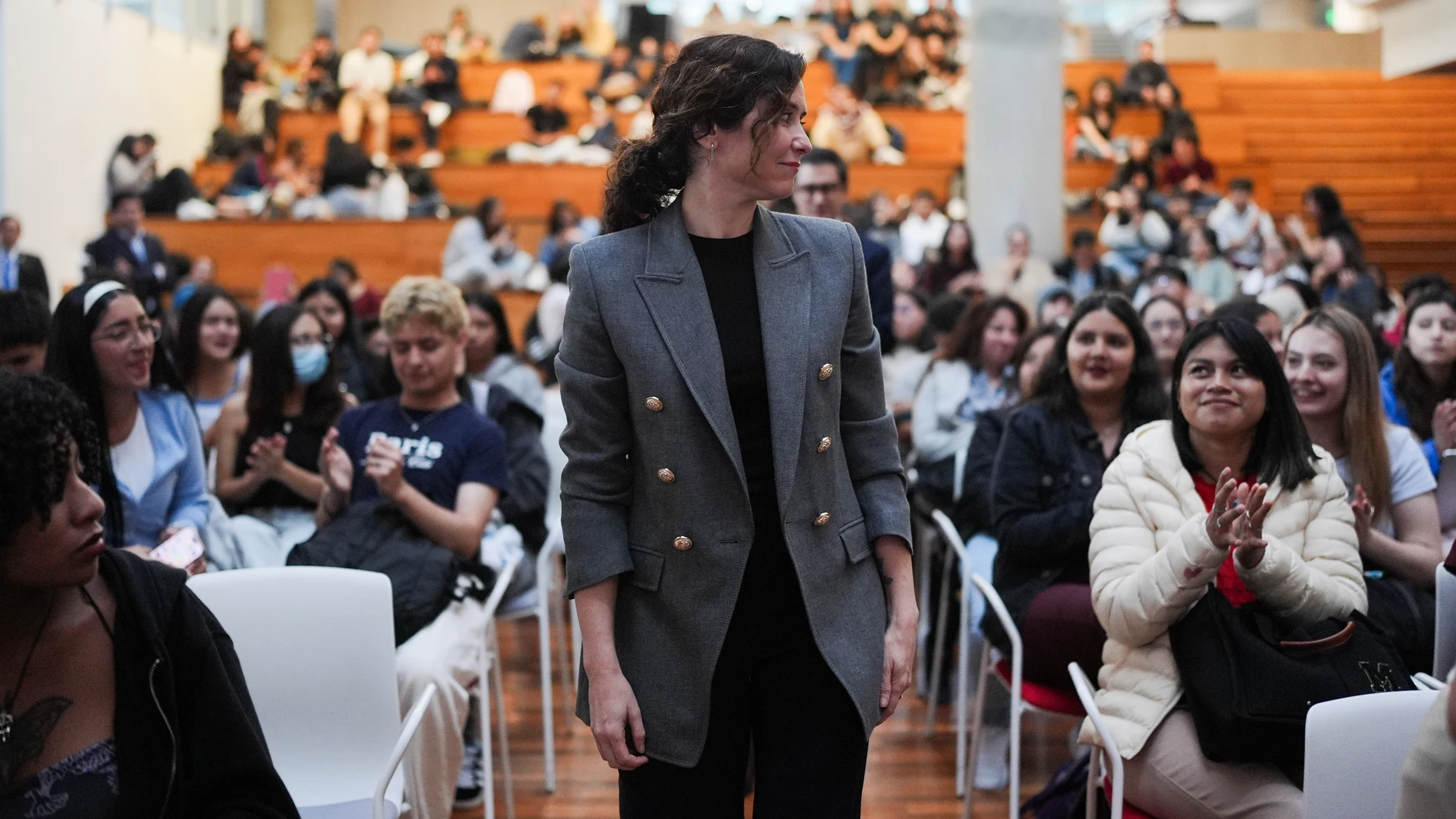 La presidenta de la Comunidad de Madrid, Isabel Díaz Ayuso (c), a su llegada para ser investida Doctora Honoris Causa por la Universidad de las Américas de Quito, a 9 de abril de 2025, en Quito (Ecuador). 09 ABRIL 2025;AYUSO;ECUADOR; Comunidad de Madrid 09/04/2025