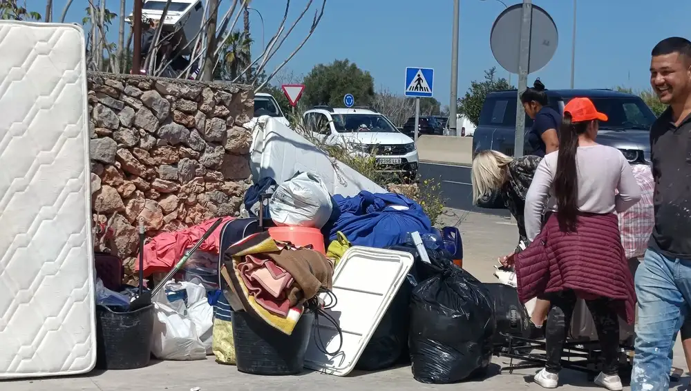 Los enseres de los desalojados en las afueras del terreno