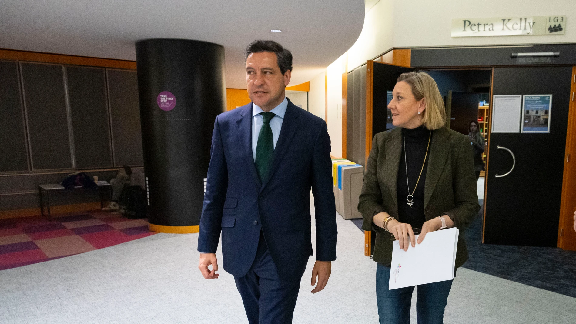 La vicepresidenta Isabel Blanco durante la Comisión junto al eurodiputado Raúl de la Hoz