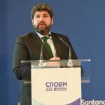 López-Miras afea a Sánchez que sea Puigdemont quien dicte las ayudas a empresas por los aranceles