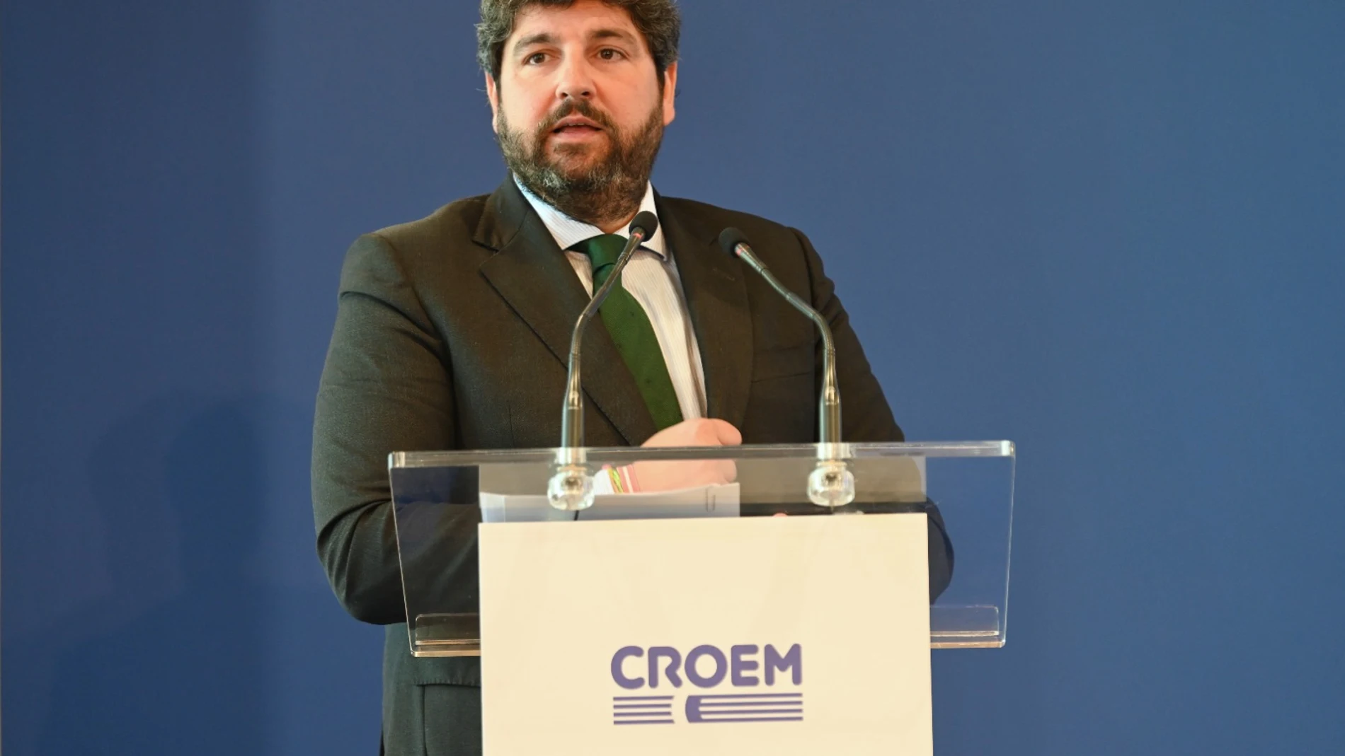 López-Miras afea a Sánchez que sea Puigdemont quien dicte las ayudas a empresas por los aranceles