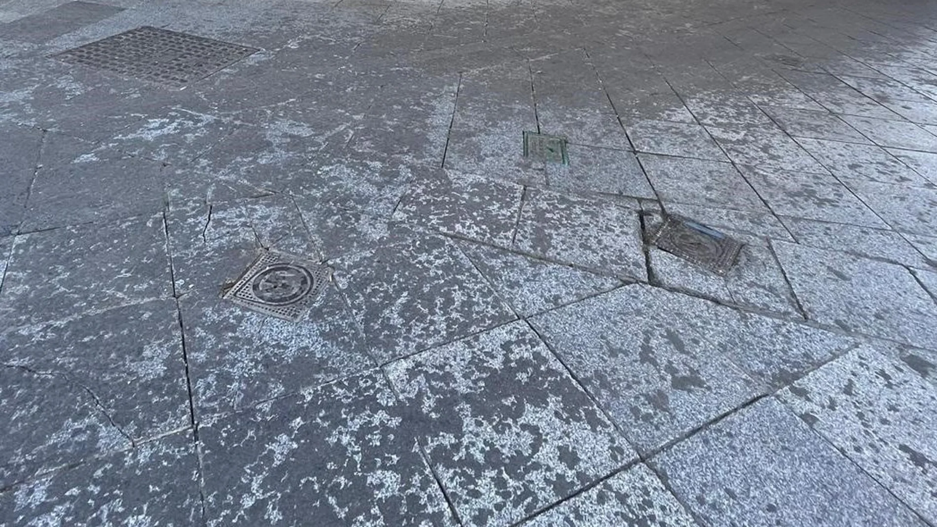 Restos de cera en una calle tras el paso de las cofradías