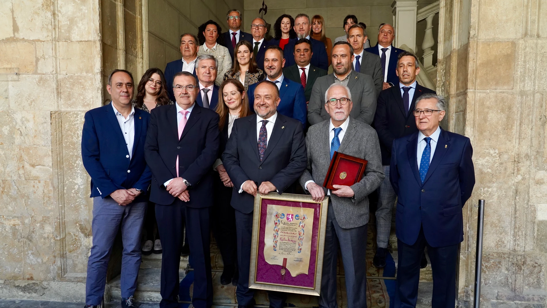 Luis Mateo Díez con la corporación de la Diputación provincial