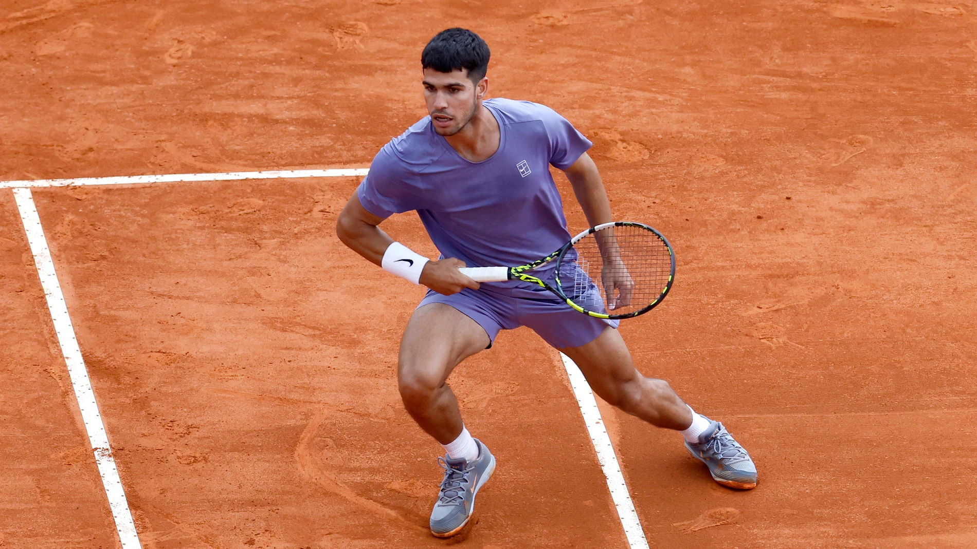 ROQUEBRUNE CAP MARTIN (France), 09/04/2025.- Carlos Alcaraz of Spain in action during his second round match against Francisco Cerundolo of Argentina at the ATP Monte Carlo Masters tennis tournament in Roquebrune Cap Martin, France, 09 April 2025. (Tenis, Francia, España) EFE/EPA/SEBASTIEN NOGIER
