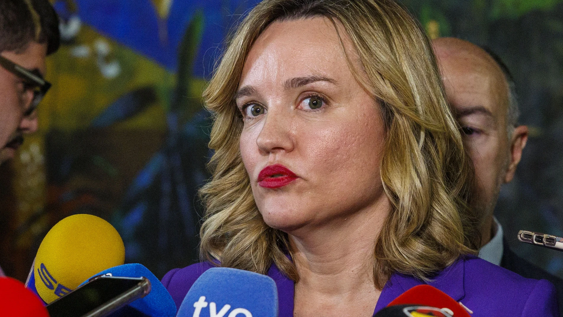 Zaragoza (Aragón), 09/04/2025.- La ministra de Educación y portavoz del Gobierno, Pilar Alegría (i), acompañada por el delegado del Gobierno en Aragón, Fernando Beltrán (d,) hace declaraciones tras la reunión que ha mantenido en Zaragoza con representantes de la patronal y los sindicatos aragoneses para hablar sobre los aranceles de Estados Unidos. EFE/Javier Cebollada