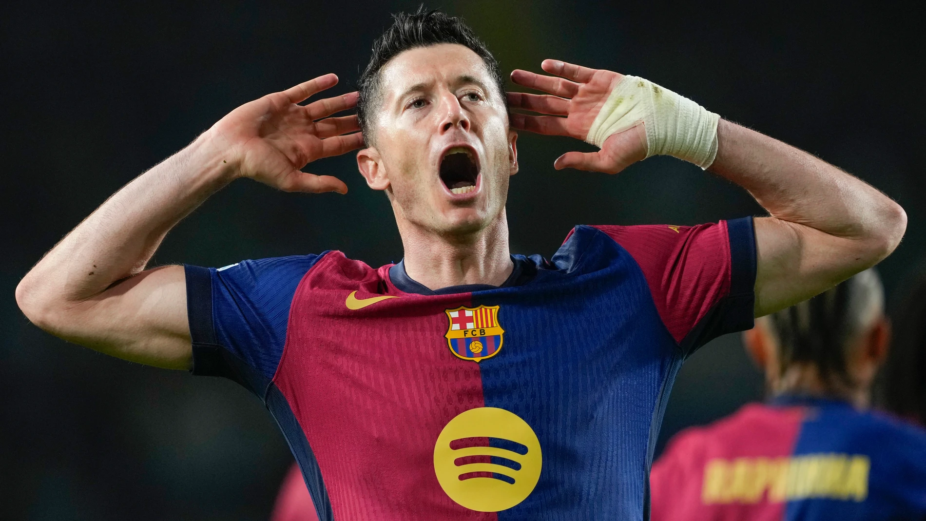 BARCELONA, 09/04/2025.- El delantero del Barcelona Robert Lewandowski celebra tras marcar el tercer gol ante el Dortmund, durante el partido de ida de cuartos de final de la Liga de Campeones que FC Barcelona y Borussia Dortmund disputan este miércoles en el Estadio Olímpico Lluis Companys. EFE/Alejandro García