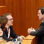 Alfonso Fernández Mañueco dialoga con Ricardo Gavilanes durante el Pleno