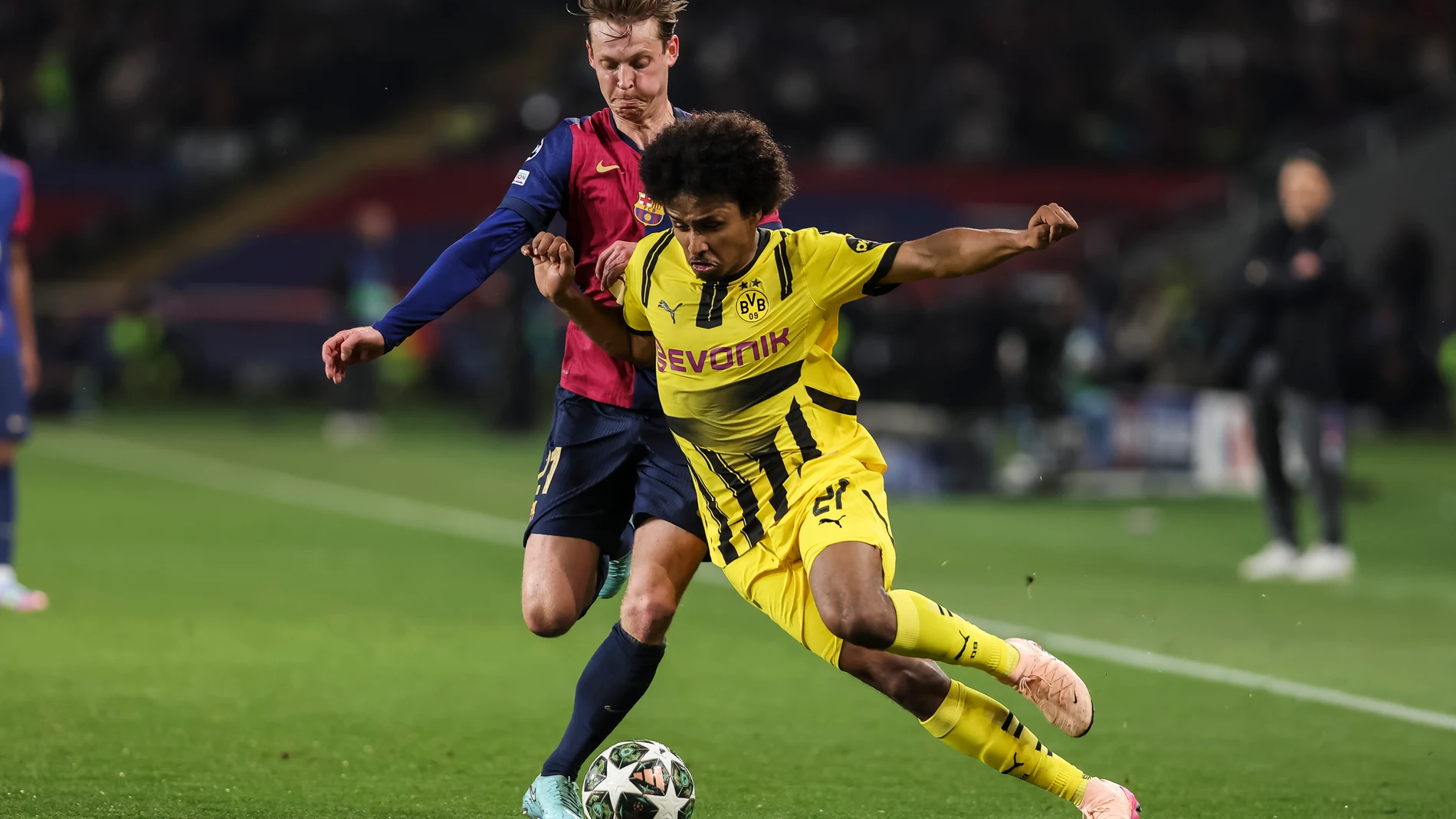 Karim Adeyemi of Borussia Dortmund and Frenkie de Jong of FC Barcelona compete for the ball during the UEFA Champions League 2024/25 quarter-final first leg, match between FC Barcelona and Borussia Dortmund at Estadi Olimpic Lluis Companys on April 09, 2025 in Barcelona, Spain. AFP7 09/04/2025 ONLY FOR USE IN SPAIN