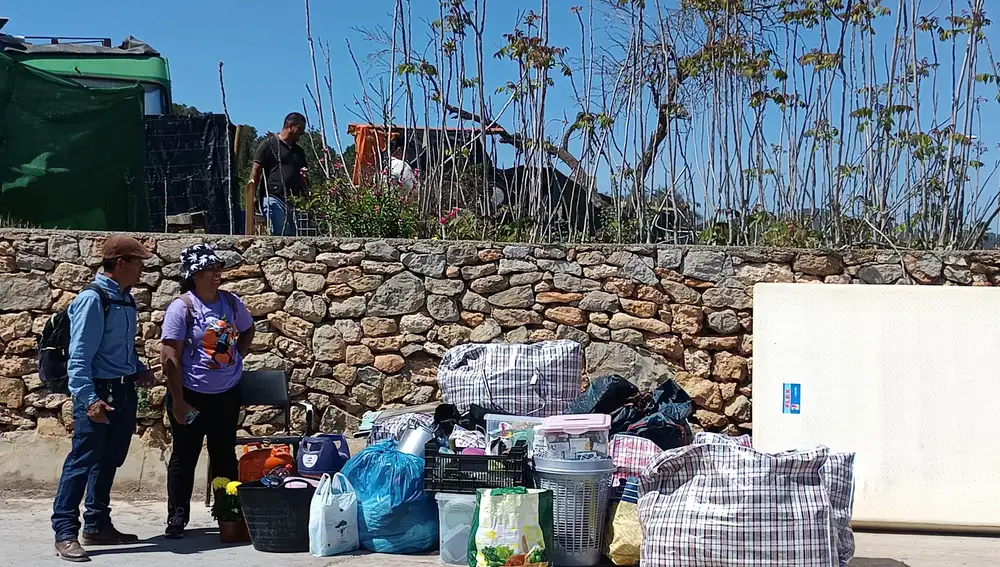 Bolsas llenas de ropa y maletas de los desalojados en Ibiza