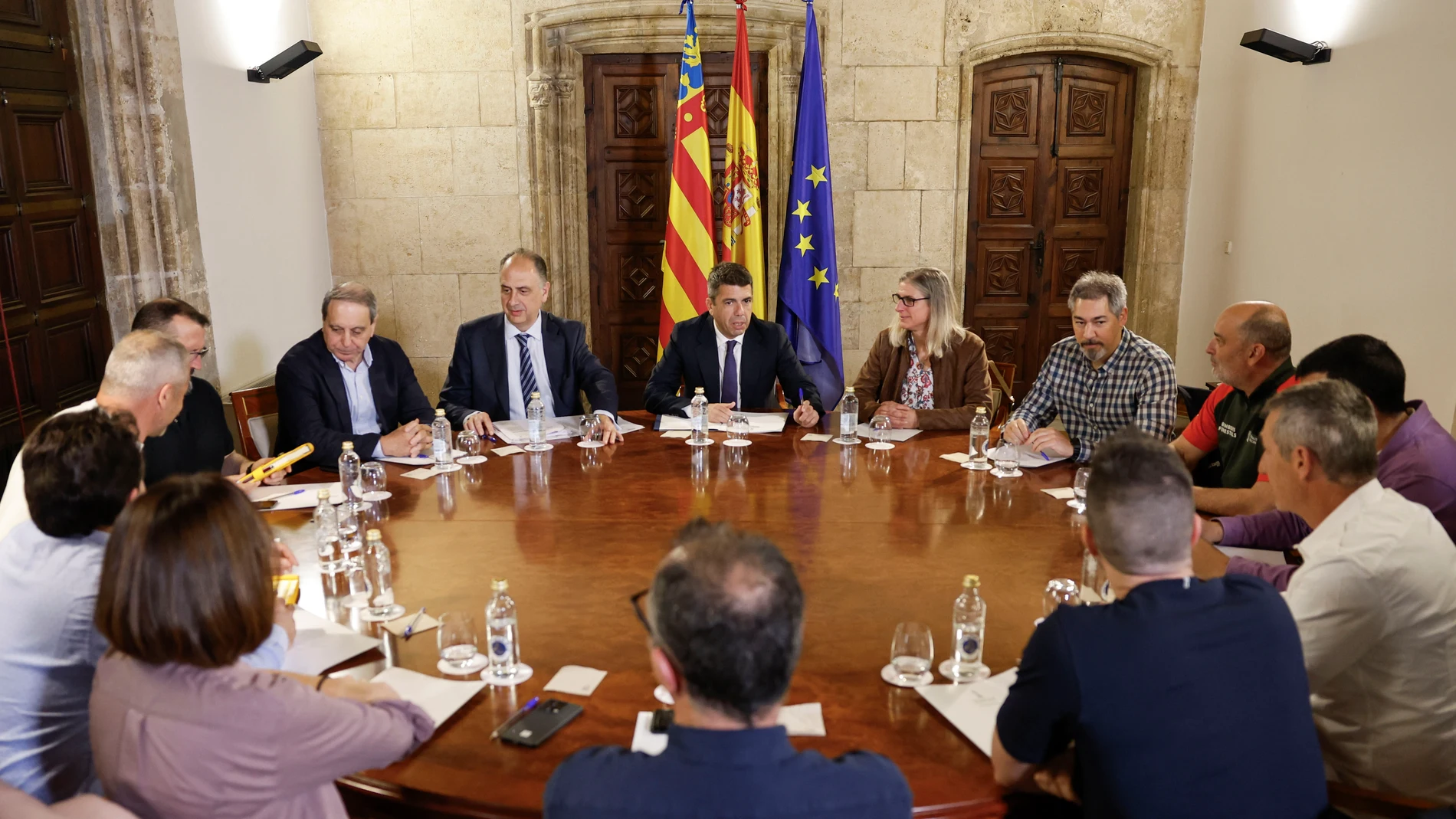 Mazón y Valderrama, junto a otros miembros de la Generalitat, reunido con los sindicatos de Bomberos Forestales