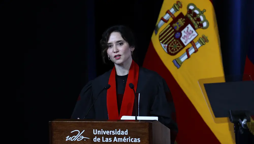 Isabel Díaz Ayuso investida doctora honoris causa en Ecuador