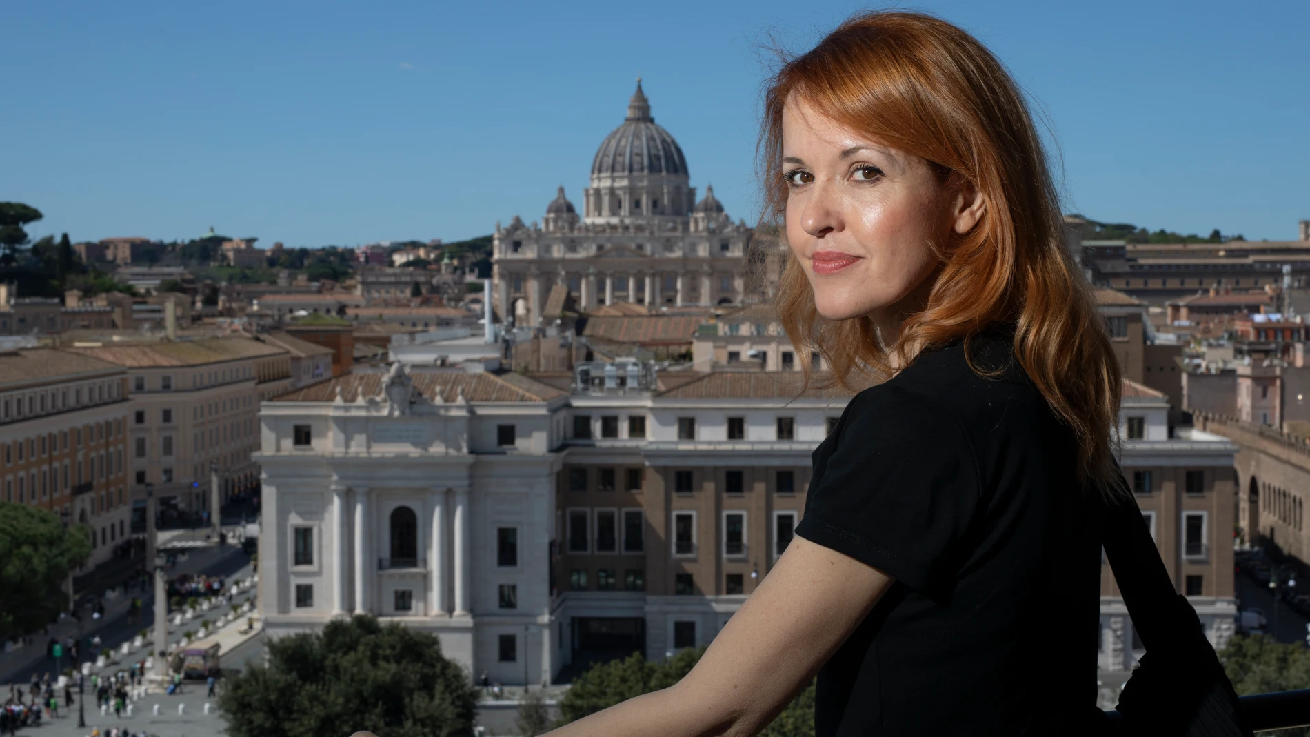Vanessa Monfort, con el Vaticano al fondo