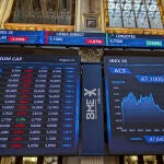 El IBEX 35 mantiene pérdidas del 2 % tras la entrada en vigor de los nuevos aranceles