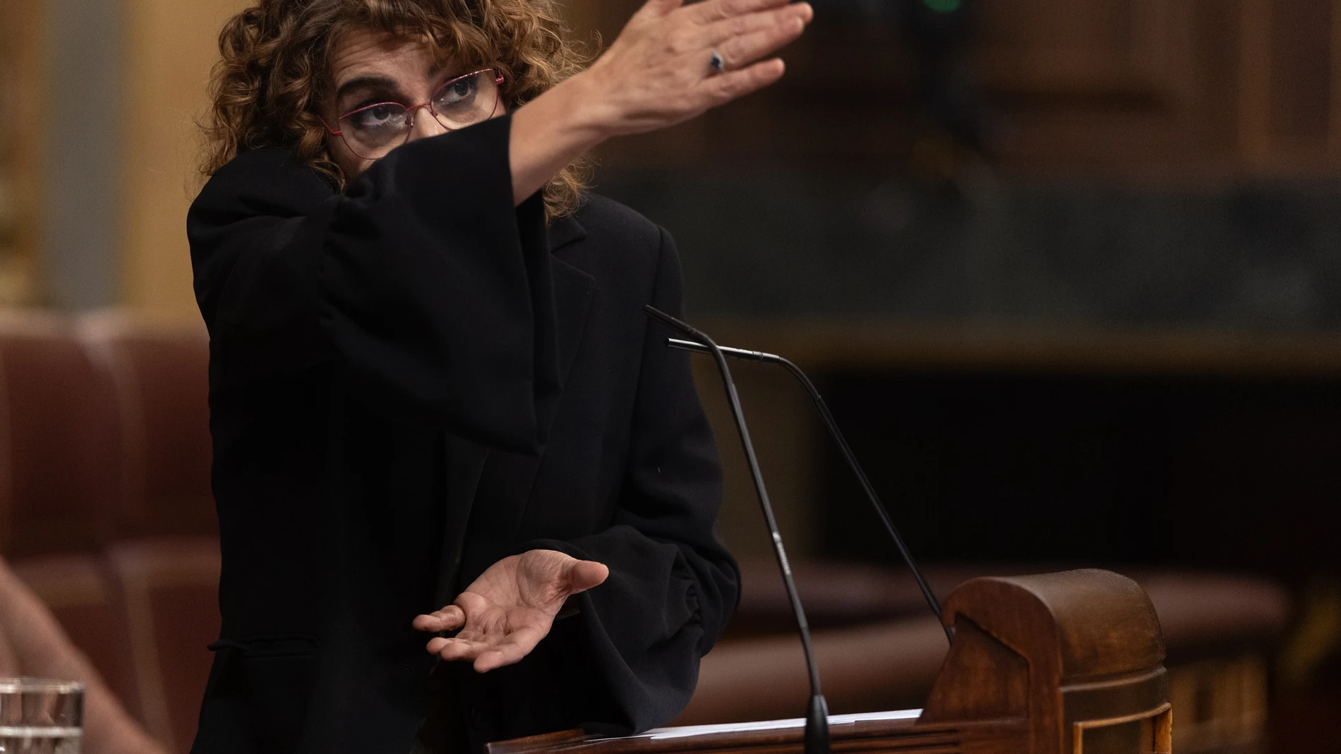 La vicepresidenta primera y ministra de Hacienda, María Jesús Montero, interviene durante una sesión plenaria en el Congreso de los Diputados, a 9 de abril de 2025, en Madrid (España). El Gobierno afronta hoy en el Congreso una ofensiva parlamentaria tanto de los partidos de la oposición, PP y Vox, como algunos de los socios del Ejecutivo, Junts, PNV y Podemos, por los efectos de los aranceles anunciados por el presidente norteamericano; las polémicas palabras de la vicepresidenta primera y m...