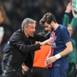 Luis Enrique da instrucciones a Khvicha Kvaratskhelia durante el PSG-Aston Villa
