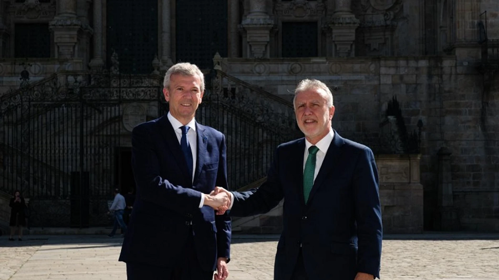 Alfonso Rueda y Ángel Víctor Torres, hoy, en la Plaza del Obradoiro.