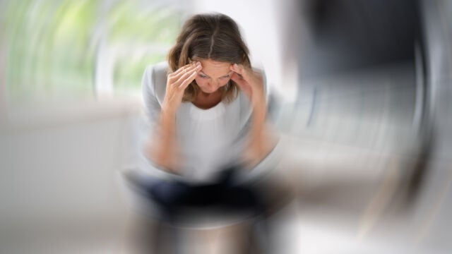 Esta alteración del equilibrio afecta a hombres y mujeres por igual y puede darse a cualquier edad