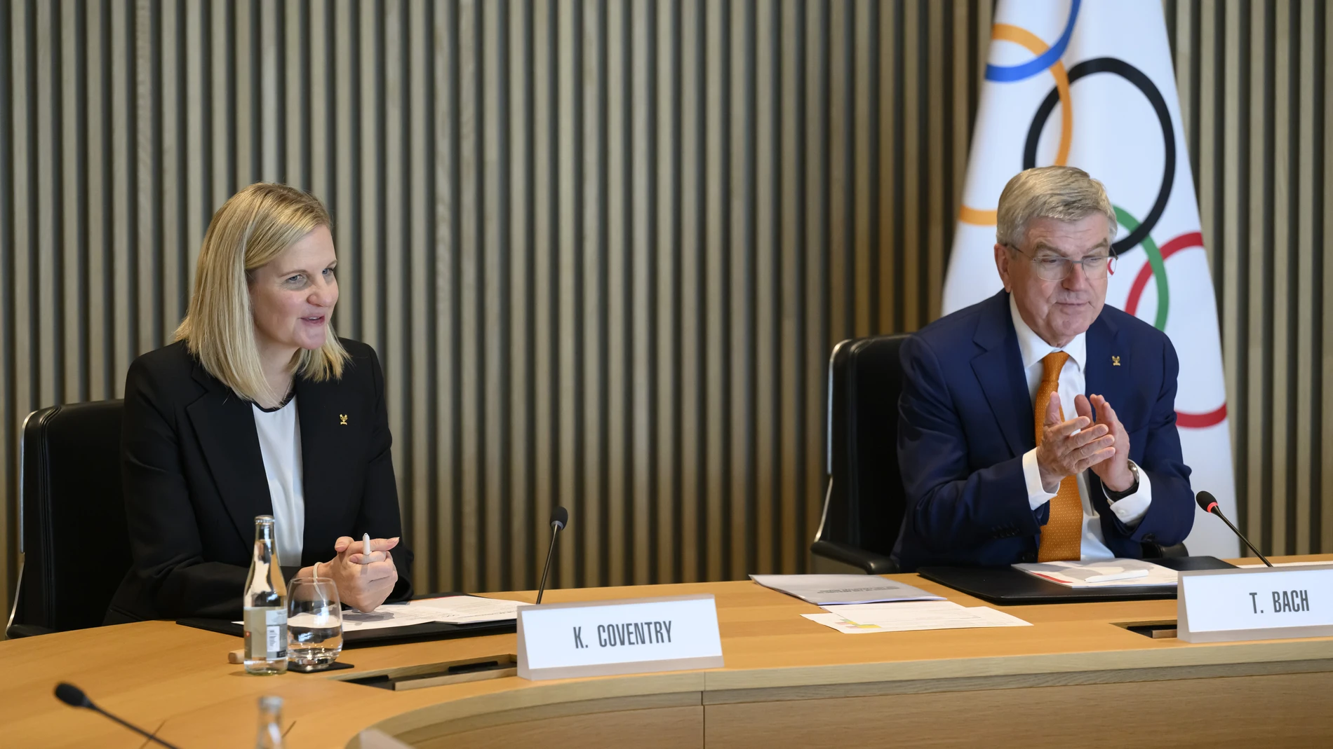 LAUSANNE (Switzerland), 09/04/2025.- International Olympic Committee (IOC) President-elect Zimbabwean Kirsty Coventry (L) speaks next to IOC President Thomas Bach (R) at the opening of the executive board meeting of the IOC at the Olympic House, in Lausanne, Switzerland, 09 April 2025. (Suiza) EFE/EPA/LAURENT GILLIERON