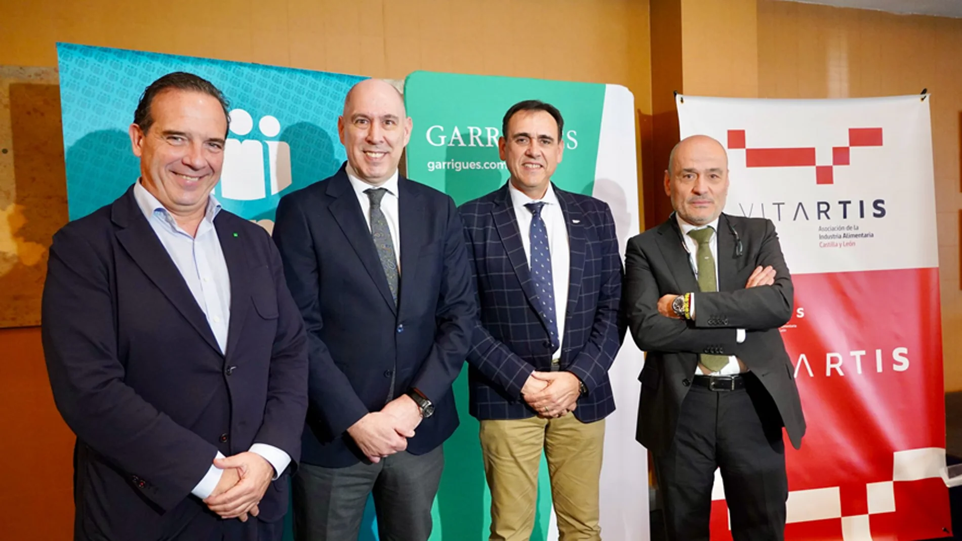 De izquierda a derecha: José Antonio Guerrero García, director de Desarrollo de Empresas de Cajamar; Carlos Martin Tobalina, viceconsejero de Economía y Competitividad de la Consejería de Economía y Hacienda de la Junta de Castilla y León; Santiago Miguel, presidente de Vitartis; y José Luis Zurro, socio en Garrigues