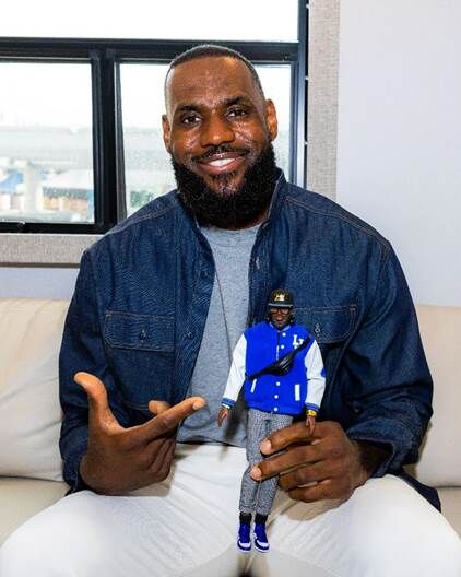 LeBron, con su muñeco de Ken