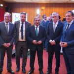 El alcalde de Salamanca, Carlos García Carbayo, durante el acto en la Guarda, junto a, entre otros, el consejero de Movilidad, José Luis Sanz Merino