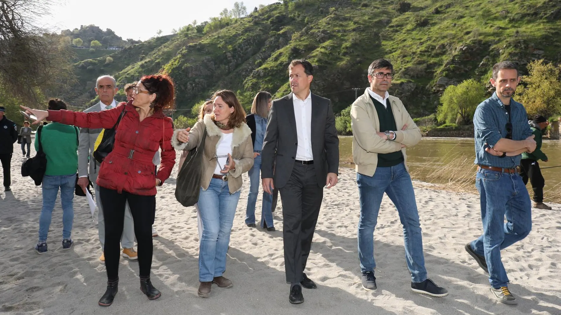 La playa de Toledo se mantiene, a la espera de los análisis de agua y arena