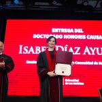 Ayuso es investida Doctora Honoris Causa por la Universidad de las Américas de Quito (Ecuador) 