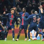 Doué celebra con sus compañeros su gol al Aston Villa