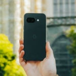 La parte trasera del Google Pixel 9a, en color negro