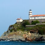 El faro más espectacular con hotel de Asturias que se levanta sobre el pueblo más pintoresco de la región