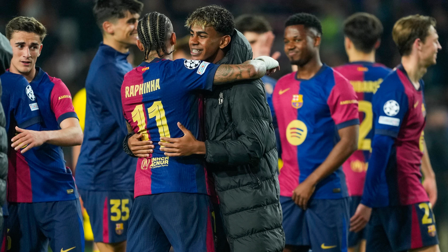 BARCELONA, 09/04/2025.- Los jugadores del FC Barcelona celebran su victoria a la finalización del encuentro correspondiente a la ida de los cuartos de final de la Liga de Campeones que han disputado hoy miércoles FC Barcelona y Borussia Dortmund en el Estadio Olímpico de Montjuic, en Barcelona. EFE / Alejandro García.