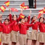 Un grupo de niños ondea banderas de España y Vietnam durante la visita de Pedro Sánchez en su gira por Asia