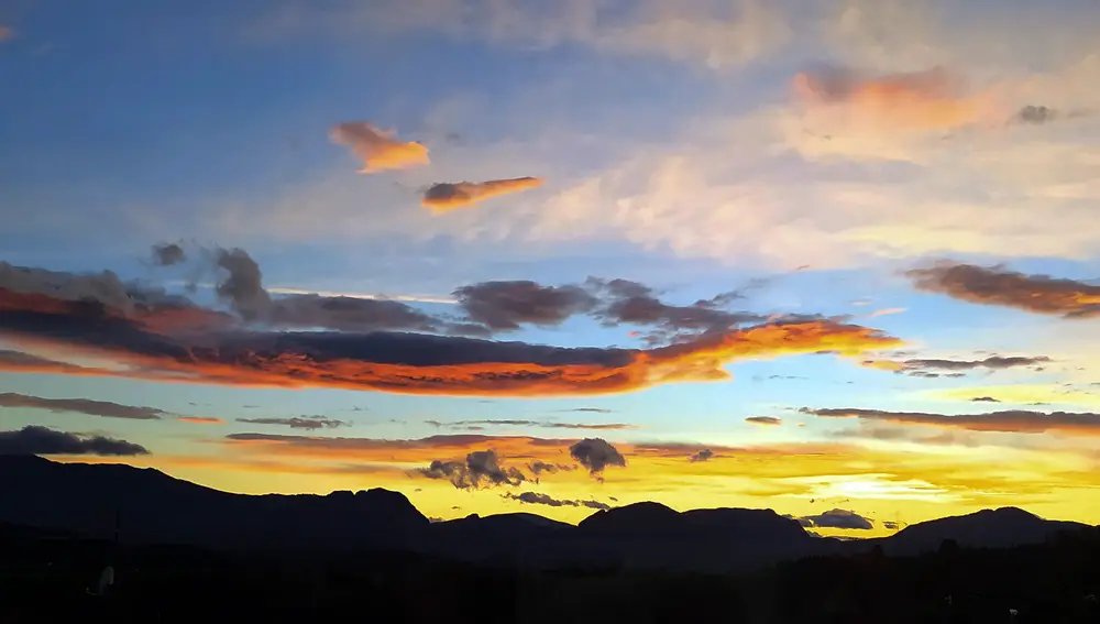 Atardecer en la cima del monte Amboto
