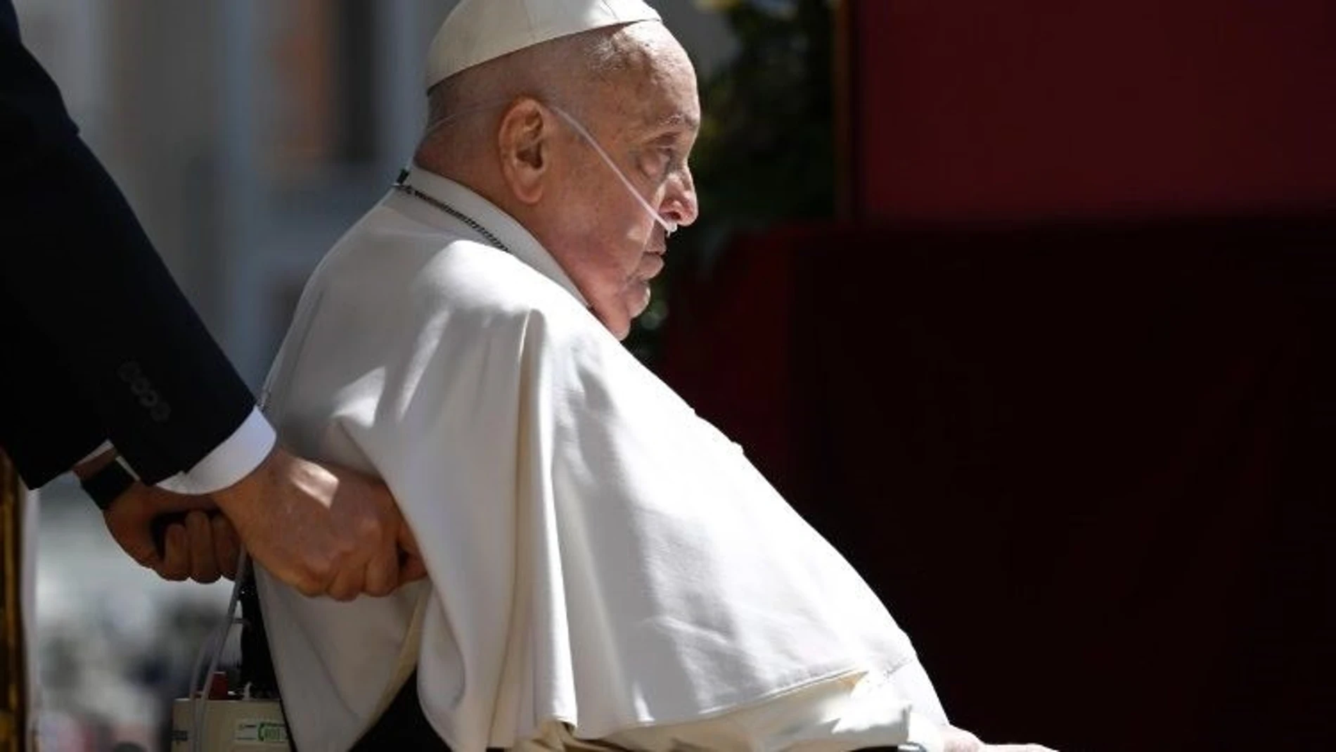 El Papa Francisco ha acudido este jueves a San Pedro para rezar ante la tumba de San Pío X. REMITIDA / HANDOUT por VATICAN MEDIA DIVISIONE FOTO Fotografía remitida a medios de comunicación exclusivamente para ilustrar la noticia a la que hace referencia la imagen, y citando la procedencia de la imagen en la firma 10/04/2025