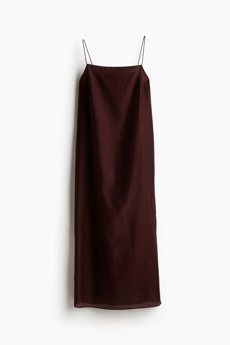 Vestido con tirantes espagueti.