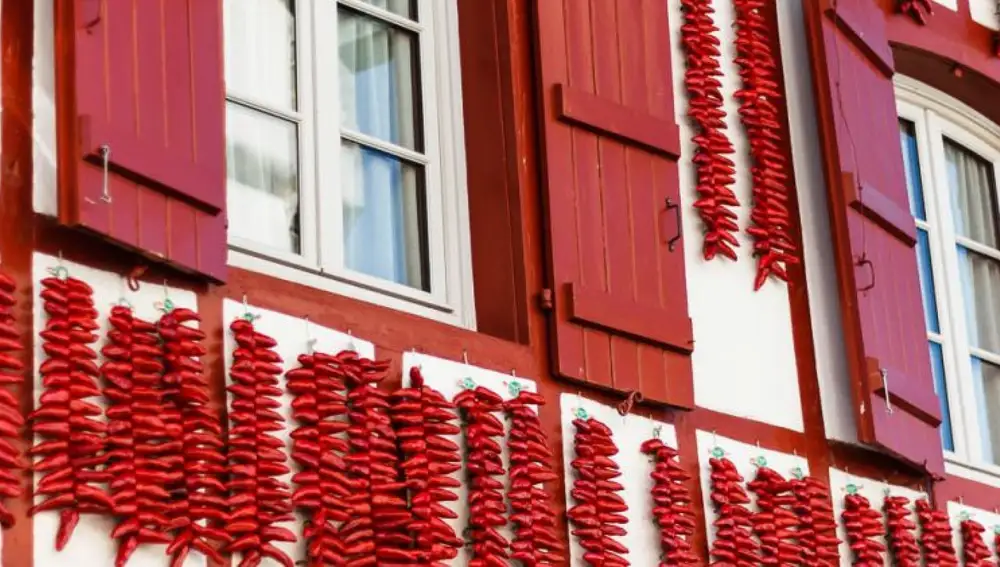 Espelette, el pueblo del País Vasco francés que decora sus casas con pimientos