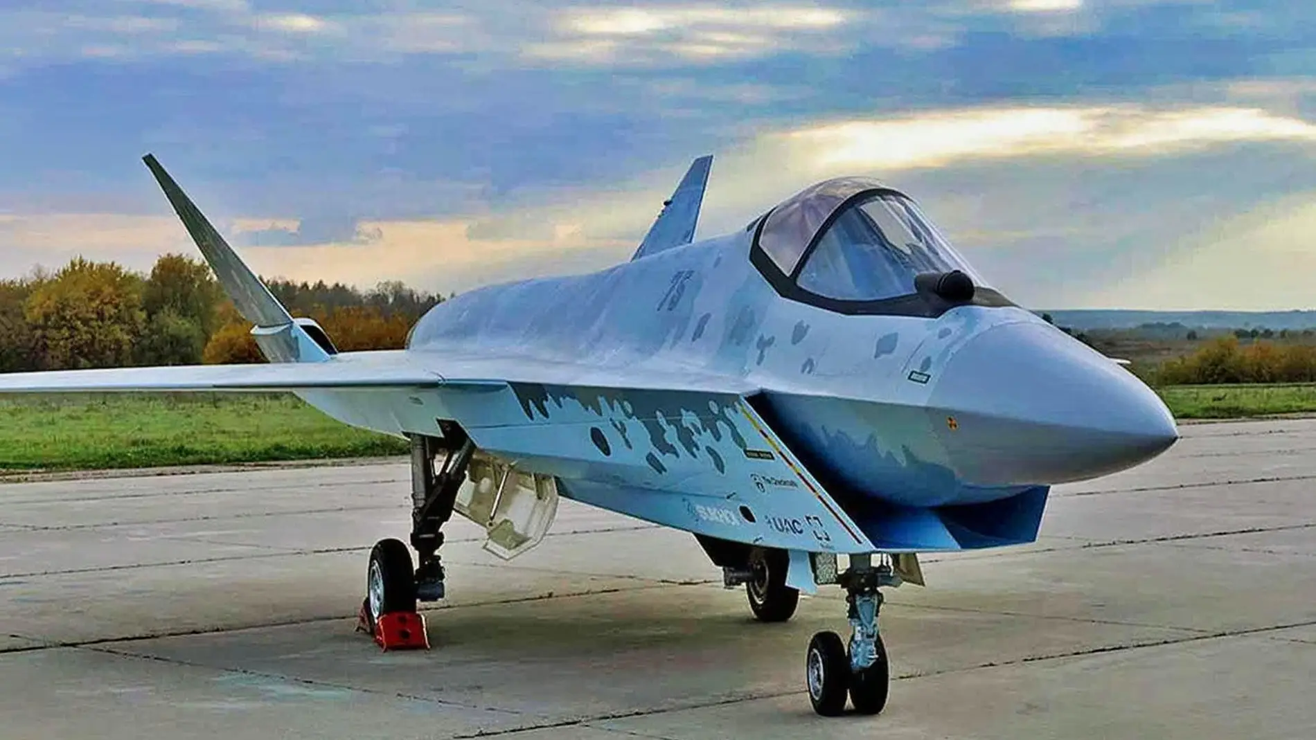 Su-75 "Checkmate": la alternativa rusa al caza de combate americano F-35 se apaga
