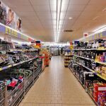 Imagen de archivo de las estanterías del supermercado