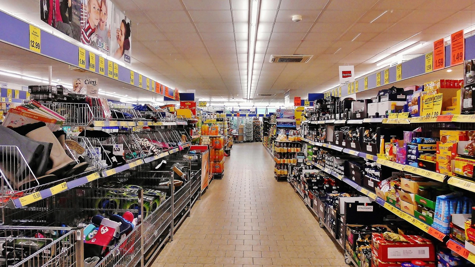 Imagen de archivo de las estanterías del supermercado